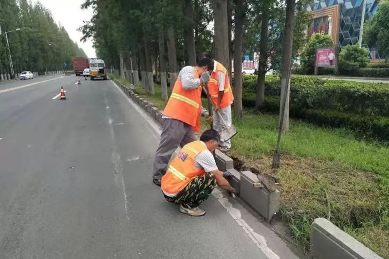 市公路站集中修整干线公路路缘石(图1) 市公路站集中修整干线公路路缘石(图1)
