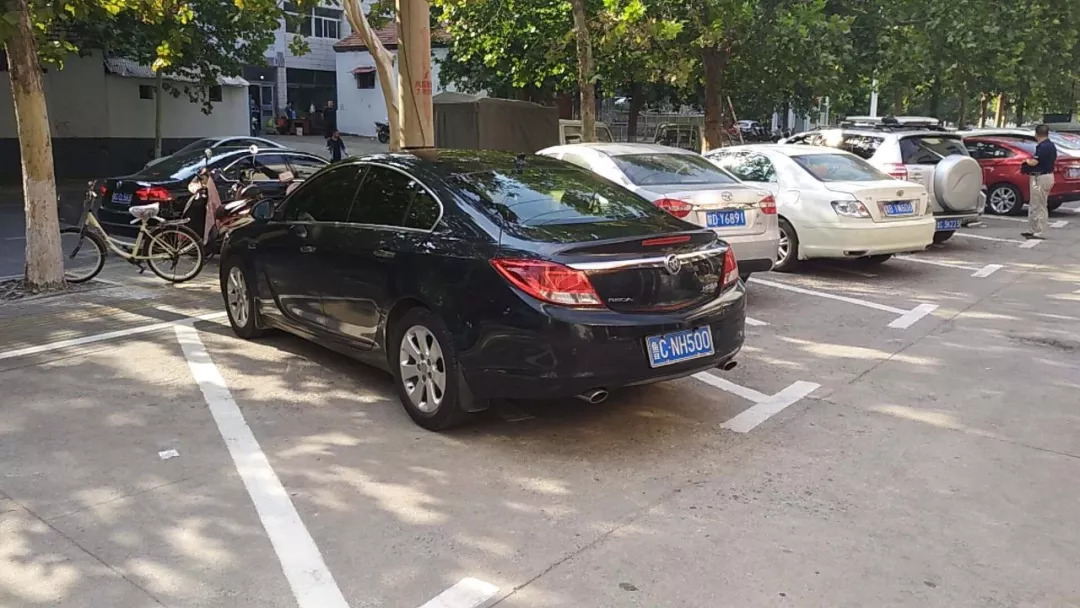 路沿石上增设车位 助力创城便民停车 (图3) 路沿石上增设车位 助力创城便民停车 (图3)