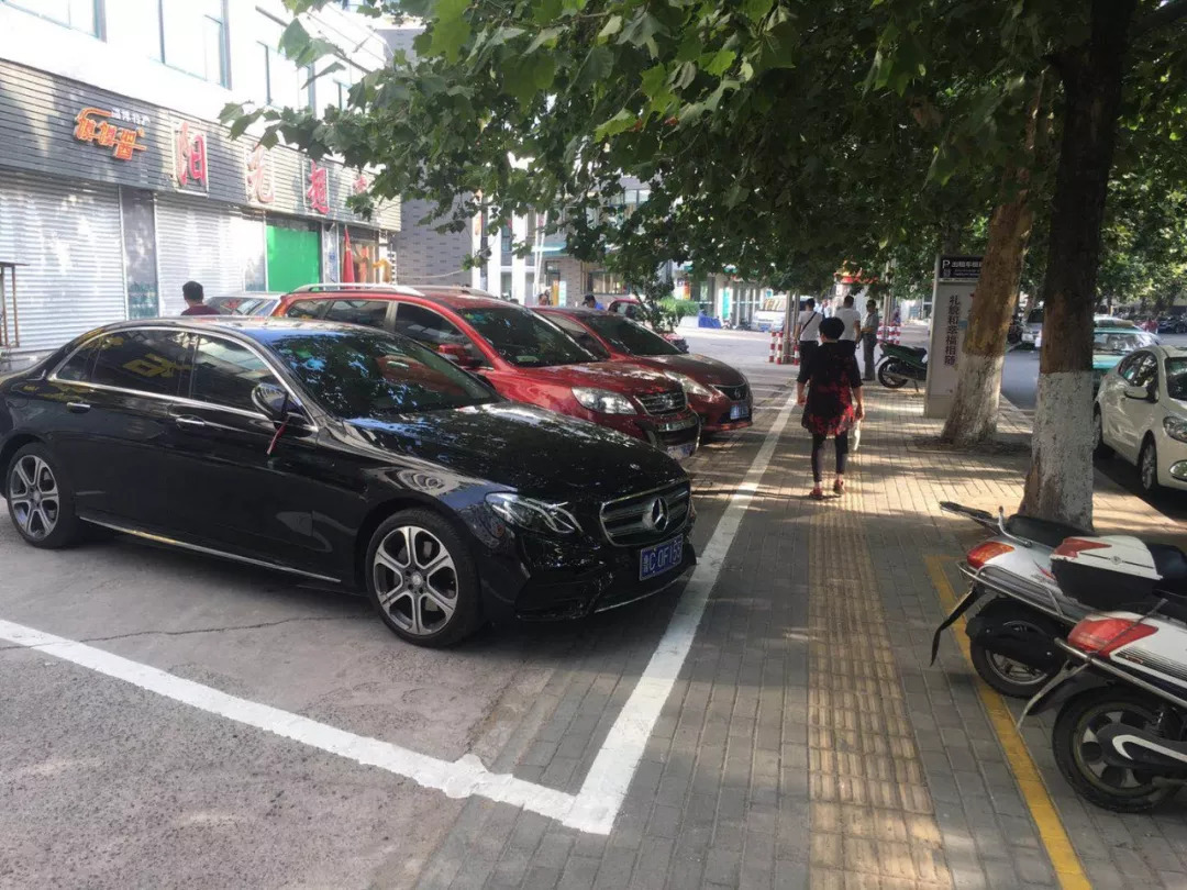 路沿石上增设车位 助力创城便民停车 (图4) 路沿石上增设车位 助力创城便民停车 (图4)