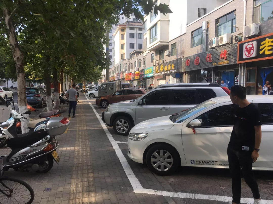 路沿石上增设车位 助力创城便民停车 (图5) 路沿石上增设车位 助力创城便民停车 (图5)