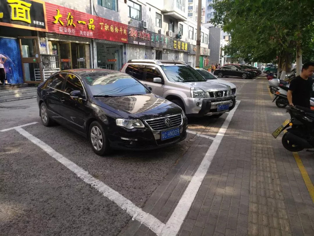 路沿石上增设车位 助力创城便民停车 (图7) 路沿石上增设车位 助力创城便民停车 (图7)