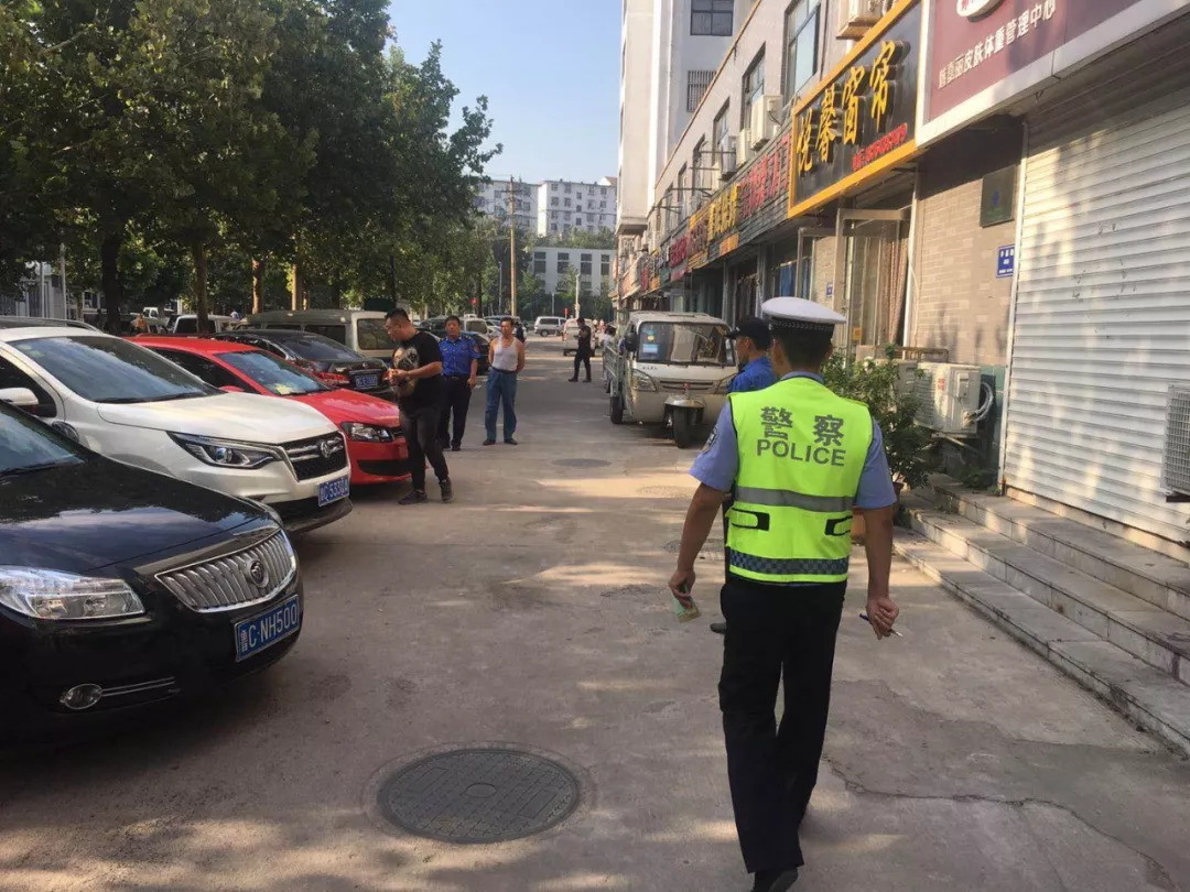 路沿石上增设车位 助力创城便民停车 (图8) 路沿石上增设车位 助力创城便民停车 (图8)